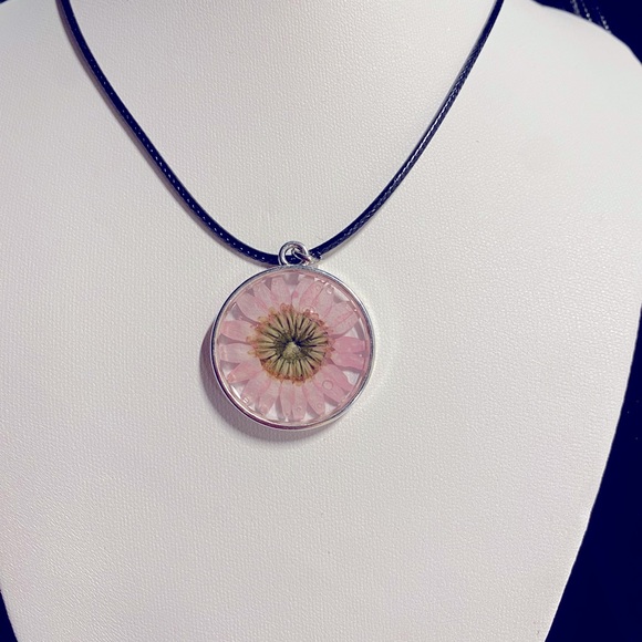 Woman’s resin and dried flower necklace made with love ❤️ - Picture 2 of 3